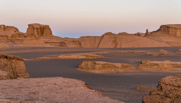 تشکیل سنگ در صحرای لوت در غروب آفتاب دشت لوت یا کویر لوت همچنین صحرای کلوت ایران