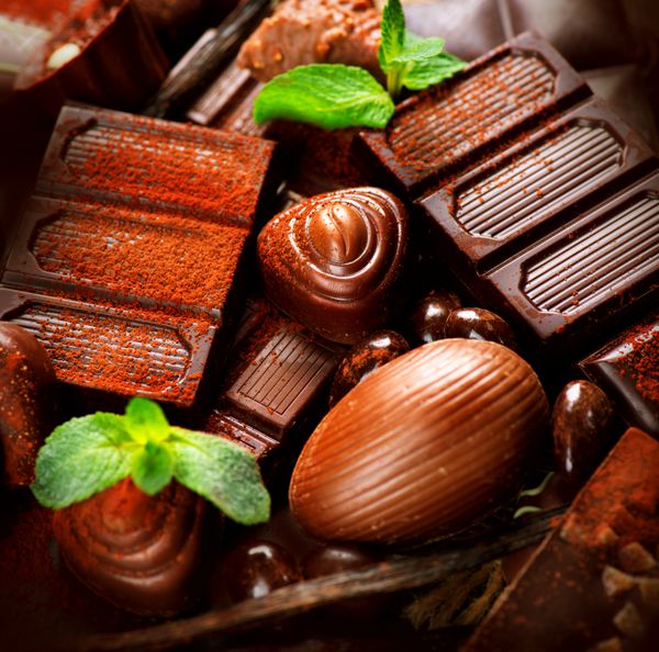 زمینه شکلات شکلات انواع شکلات های ریز در شکلات سفید تیره و شیری شیرینی شکلاتی پرالین