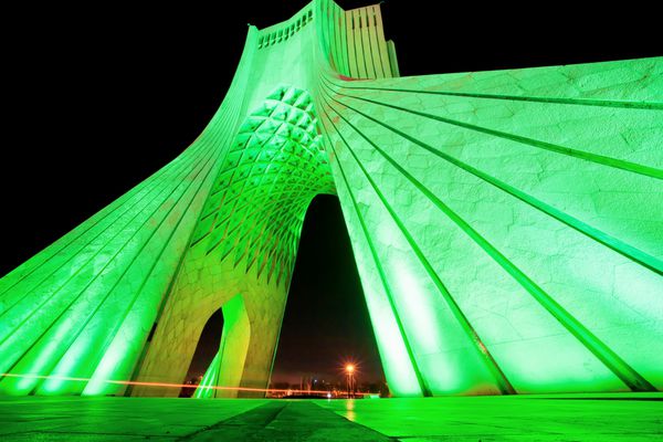 چراغ سبز برج محبوب آزادی آزادی در شب در تهران یکی از نمادهای شهر تهران پایتخت ایران و نشان دهنده ورودی غربی شهر است