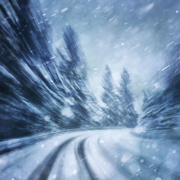 گردش در جاده سنگین بارش برف تاری حرکت سرعت و پویایی را تجسم می کند