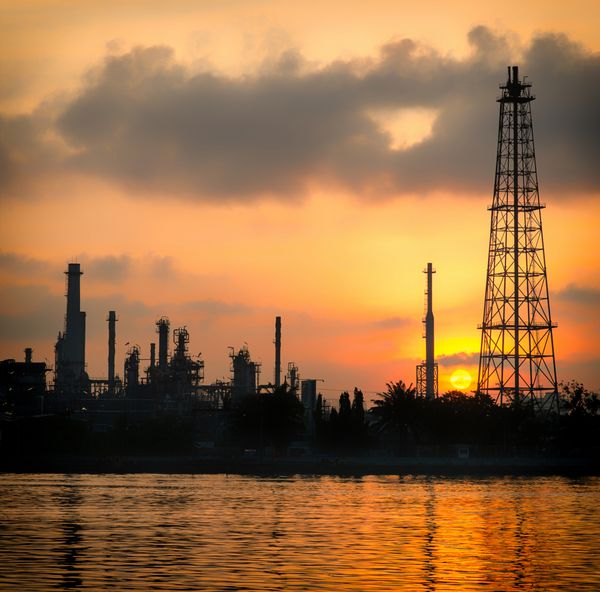 صنعت نفت و گاز - پالایشگاه در Sunrise - کارخانه - پتروشیمی با بازتاب بر روی رودخانه