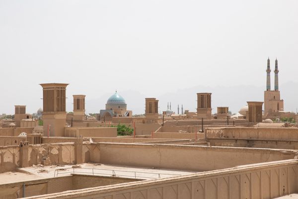 نمای پانوراما از بادگیرها و مساجد یزد ایران