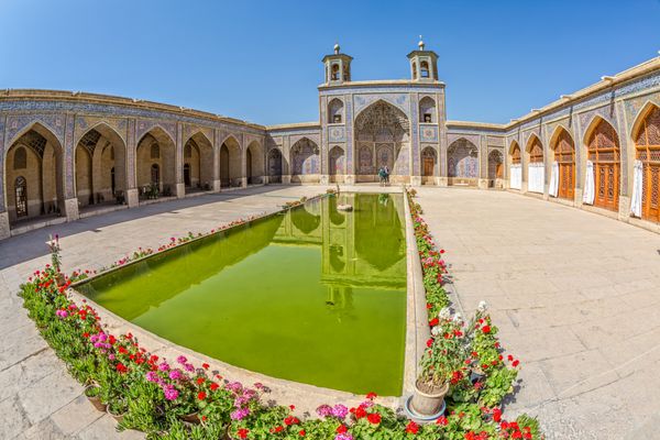 شیراز ایران-2 مه 2015 بازدیدکنندگان از حیاط زیبای داخلی مسجد نصیرالملک یک مسجد سنتی واقع در محل گواد عربان هستند