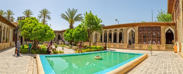 شیراز ایران - 2 مه 2015 حیاط داخلی خانه زینت الملک یک خانه خصوصی است که به موزه تبدیل شده است