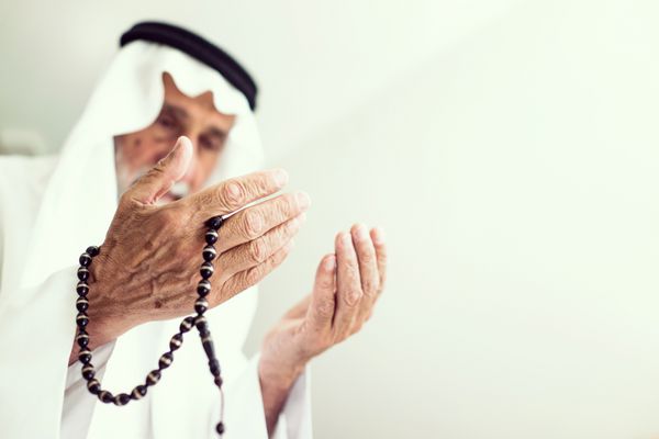مرد مسن مسلمان عرب در حال نماز