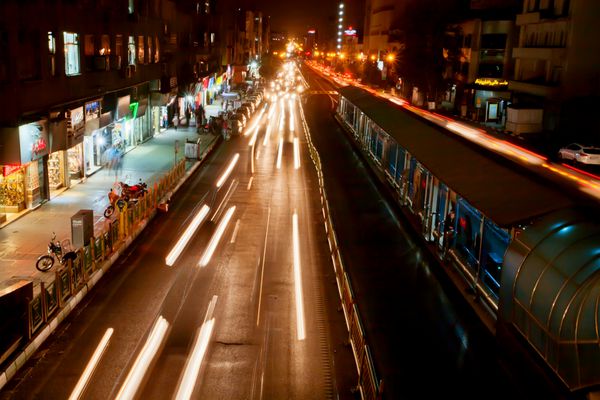 تهران ایران - 6 اکتبر چراغ های حرکت در اتومبیل های سریع و ایستگاه مترو در نزدیکی شب در 6 اکتبر 2014 تار می شود تهران بزرگترین شهر در غرب آسیا است