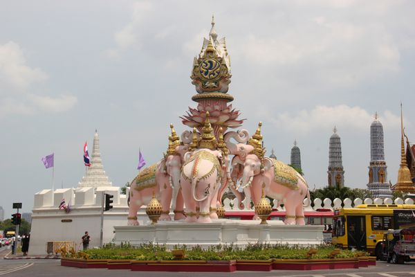 بانکوک تایلند - 8 مه 2015 مجسمه های فیل های سفید نشانه ای که پادشاه با عدالت و قدرت پادشاهی می کند نماد پادشاه راما 9 را در مقابل معبد بودا زمرد نگه داشته اند