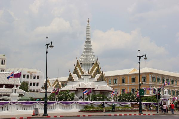 بانکوک تایلند - 8 مه 2015 زیارتگاه ستون شهر بانکوک یکی از قدیمی ترین و مقدس ترین زیارتگاه های ستون شهر پس از تاسیس پادشاهی راتاناکوسین ساخته شد