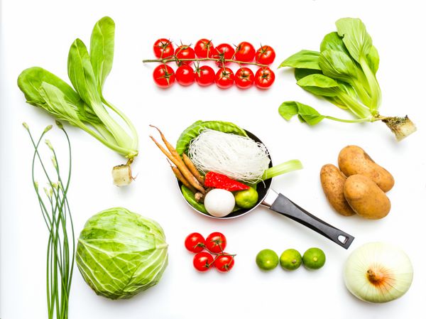 گروهی از ادویه جات ترشی جات و سبزیجات هندی در زمینه سفید با نمای بالا برای طراحی غذاها سبزیجات ادویه جات گیاهان یا سایر مطالب شما