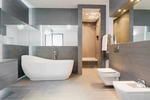 حمام مستقل طراحی شده در حمام مدرن خاکستری