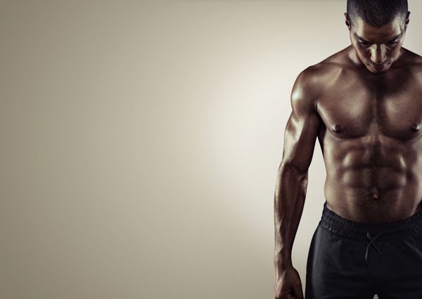 ورزش نزدیک تصویر مردانه عضلانی آفریقایی در لباس ورزشی