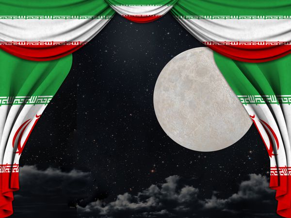 پرچم ایران نقاشی شده در یک پرده ابریشم تئاتر