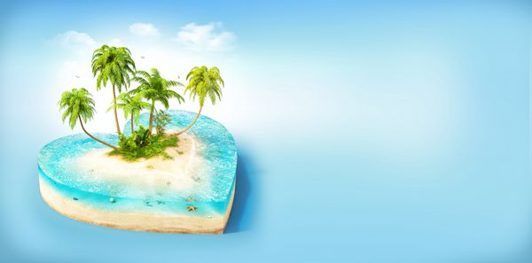 قطعه ای از جزیره گرمسیری با آب و کف دست در یک ساحل در مقطع عرضی به شکل قلب تصویر سفر غیر معمول