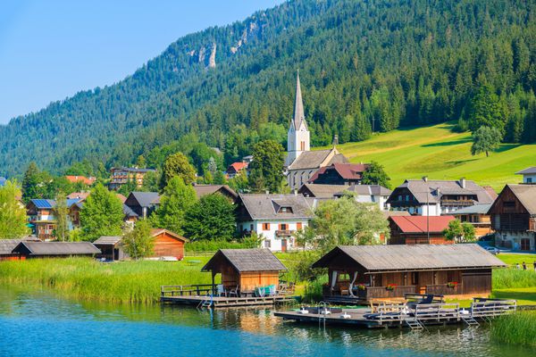 نمایش روستای آلپ در ساحل دریاچه در تابستان چشم انداز Alps کوه ها اتریش