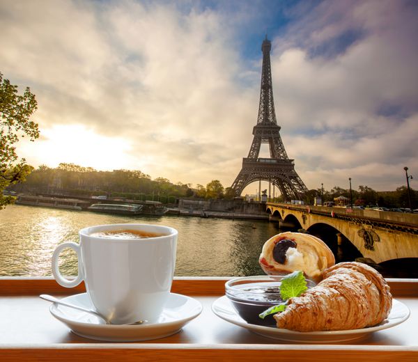 قهوه با کروسان در مقابل برج ایفل در پاریس فرانسه