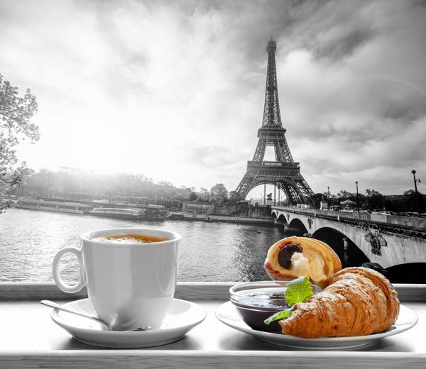 قهوه با کروسان در مقابل برج ایفل در پاریس فرانسه