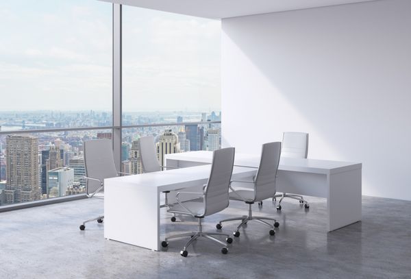 اتاق کنفرانس پانوراما در دفتر مدرن نمای فضا را از پنجره ها کپی کنید صندلی های سفید و یک میز سفید رندر سه بعدی