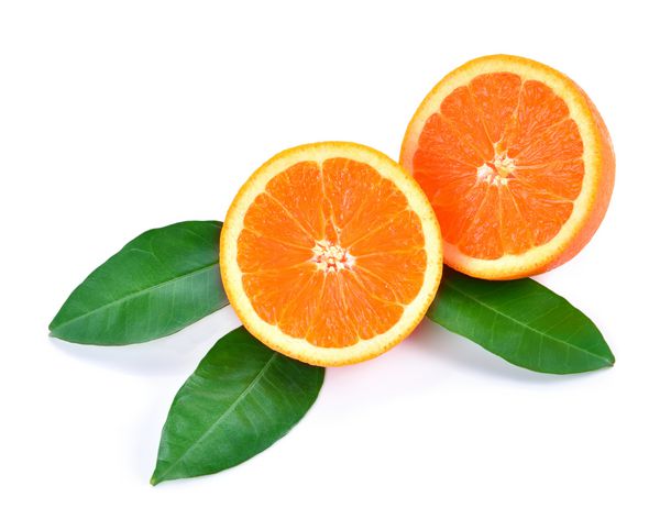میوه نارنجی جدا شده در زمینه سفید