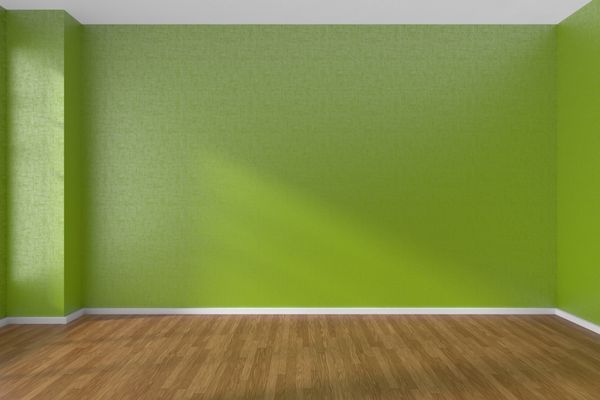 اتاق خالی با دیوارهای سفید و کف پارکت چوبی تیره زیر نور خورشید از طریق پنجره تصویر سه بعدی