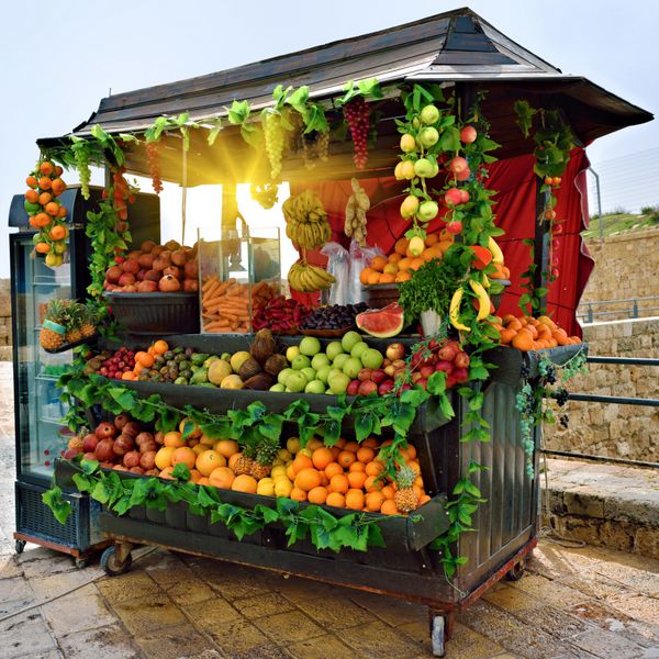 فروش میوه و سبزیجات تازه در خیابان های هکتار در صبح