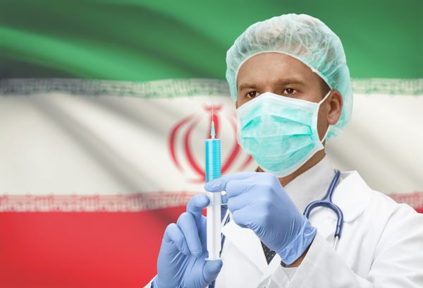 دکتر با سرنگ در دست و پرچم روی پس زمینه - ایران