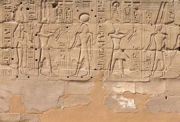 هیروگلیف های قدیمی مصر بر روی سنگ حک شده است
