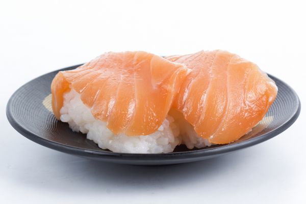 ماهی قزل آلا سوشی در زمینه سفید بشقاب