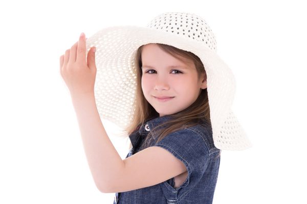 پرتره دختر کوچک ناز با کلاه تابستانی بزرگ جدا شده در پس زمینه سفید