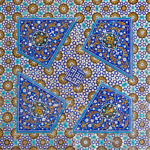 اصفهان ایران - 29 آوریل 2015 موزاییک مسجد جامع اصفهان ایران این مسجد میراث جهانی یونسکو است