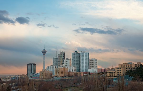 خط افق تهران با برج میلاد در میان ساختمان های مرتفع