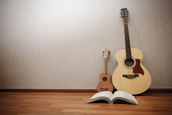 گیتار یوکلل و کتاب آهنگ غریزه موسیقی با افکت قدیمی