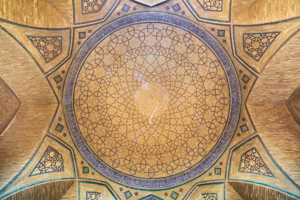 اصفهان ایران - 29 آوریل 2015 مسجد الحکیم واقع در نزدیکی بازار اصفهان در ایران در سال 1654 در زمان شاه عباس دوم 66-1648 توسط دکتر حکیم داود ساخته شد