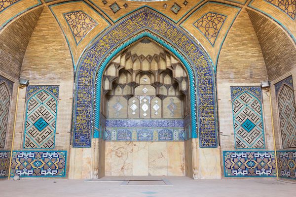 اصفهان ایران - 29 آوریل 2015 مسجد الحکیم واقع در نزدیکی بازار اصفهان در ایران در سال 1654 در زمان شاه عباس دوم 66-1648 توسط دکتر حکیم داود ساخته شد