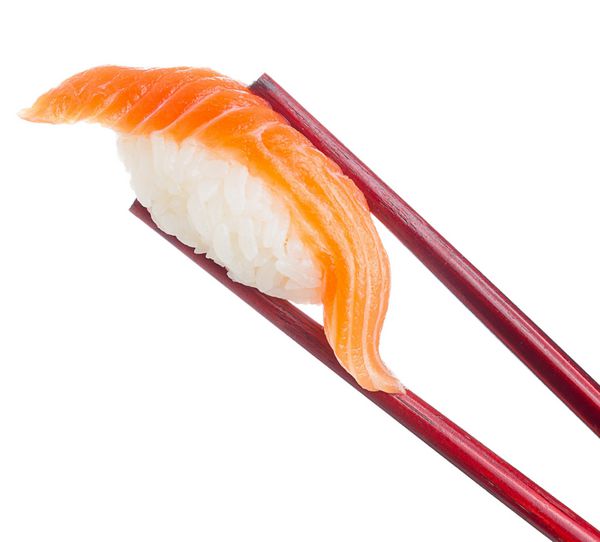سوشی نیگیری ماهی سالمون در چاپستیک های جدا شده در پس زمینه سفید