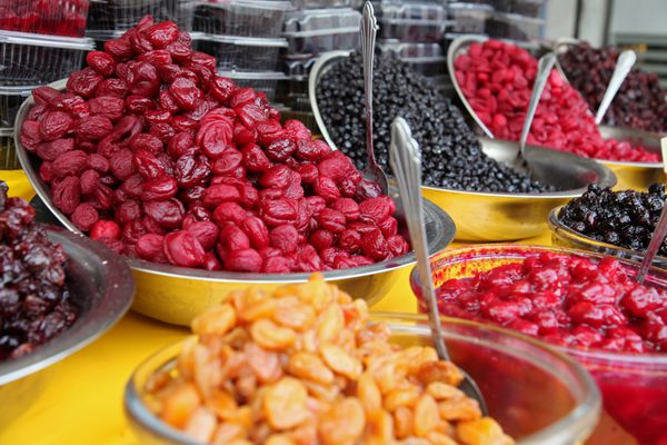 آلو آلبالو و میوه های جنگلی به صورت خشک و فرآوری شده در کاسه های بزرگ برای فروش در محله های تفریحی درکه و دربند تهران ایران عرضه می شود