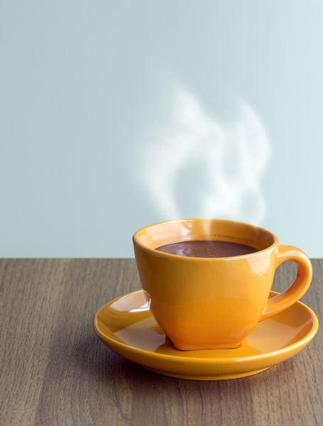 فنجان قهوه بخار روی میز