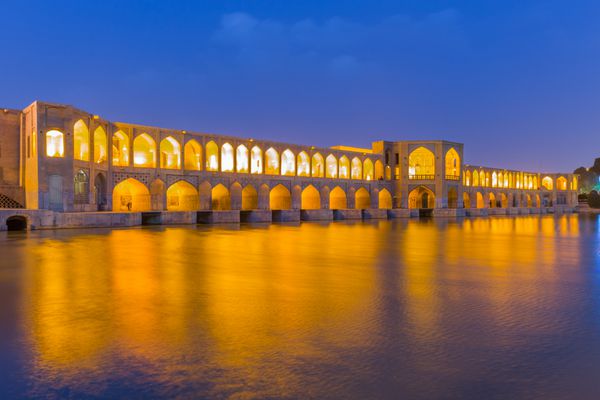 اصفهان ایران - 28 آوریل 2015 افراد ناشناس در حال استراحت در پل باستانی خواجو پل خواجو در اصفهان ایران