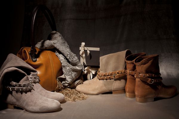 مجموعه ای از محصولات کفش زنانه تزئین شده با لوازم پاییزی و جعبه کادو