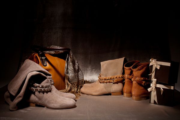 مجموعه ای از محصولات کفش زنانه تزئین شده با لوازم پاییزی و جعبه کادو