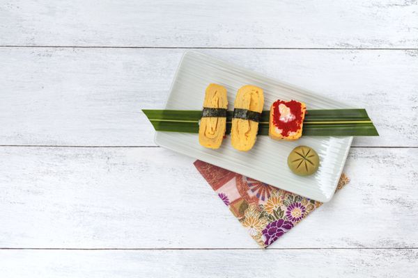 سوشی تخم مرغ با پس زمینه مفهومی ژاپنی