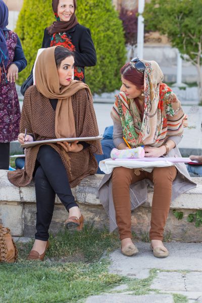 اصفهان ایران - 30 آوریل 2015 زنان نقاشی در میدان نقش جهان در اصفهان ایران
