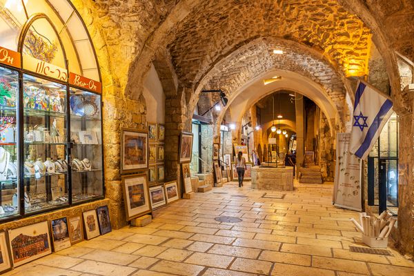  - 16 ژوئیه 2015 گالری فروشگاه های هدیه در گذرگاه طاق سنگی باستانی در شهر قدیمی - یکی از قدیمی ترین شهرهای جهان و مقدس در یهودیت اسلام و مسیحیت
