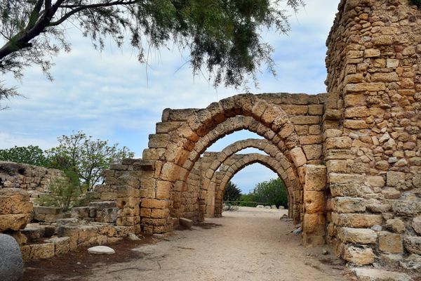 بقایای طاق ها بر فراز خیابان های اصلی شهر باستانی سزاریه که توسط صلیبیون در طول جنگ های صلیبی ساخته شده است