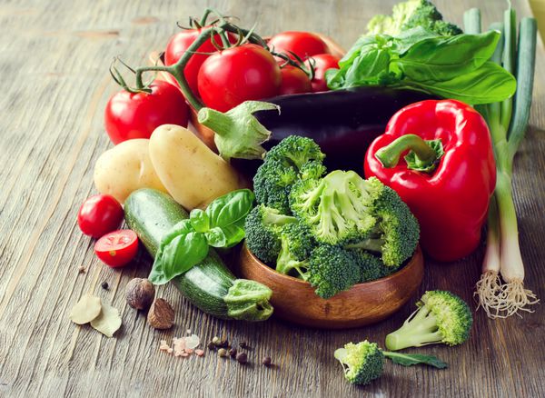 سبزیجات برای پختن شام سالم میز آشپزخانه غذای گیاهی مواد تازه