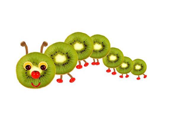مفهوم غذای خلاقانه کاترپیلار کوچک بامزه ساخته شده از میوه و سبزیجات