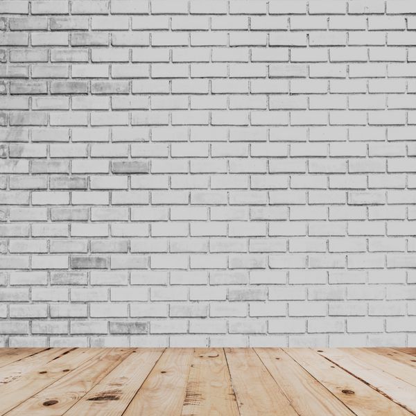 فضای داخلی اتاق و دیوار آجری سفید با کف چوبی