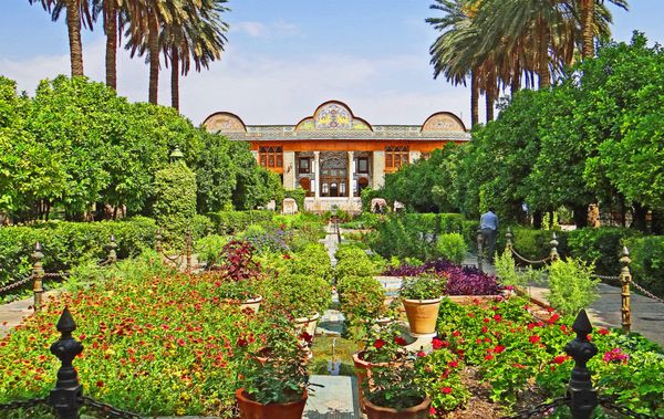 نقاشی رنگی مناظر زیبا به سبک سنتی ایرانی باغ نارنجستان شیراز بر روی بافت ماسه سنگی