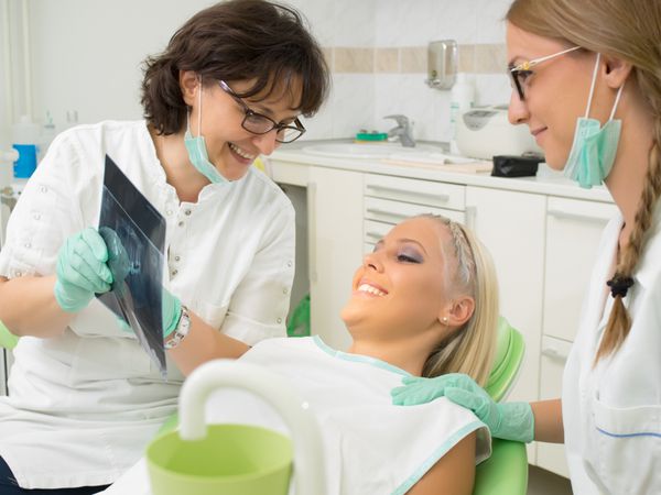 دختری در حال معاینه دندان در دندانپزشکان