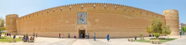 شیراز ایران - 2 مه 2015 بازدیدکنندگان از ارگ قدیمی کرمین خان در مرکز شهر بازدید می کنند