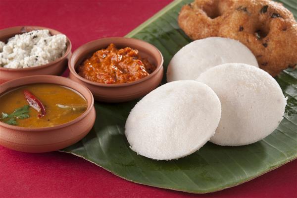 غذای هندی جنوبی غذای idli vada با سام روی برگ موز